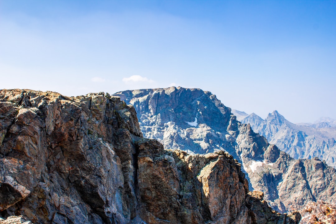 Chemin de randonnée vers un sommet alpin