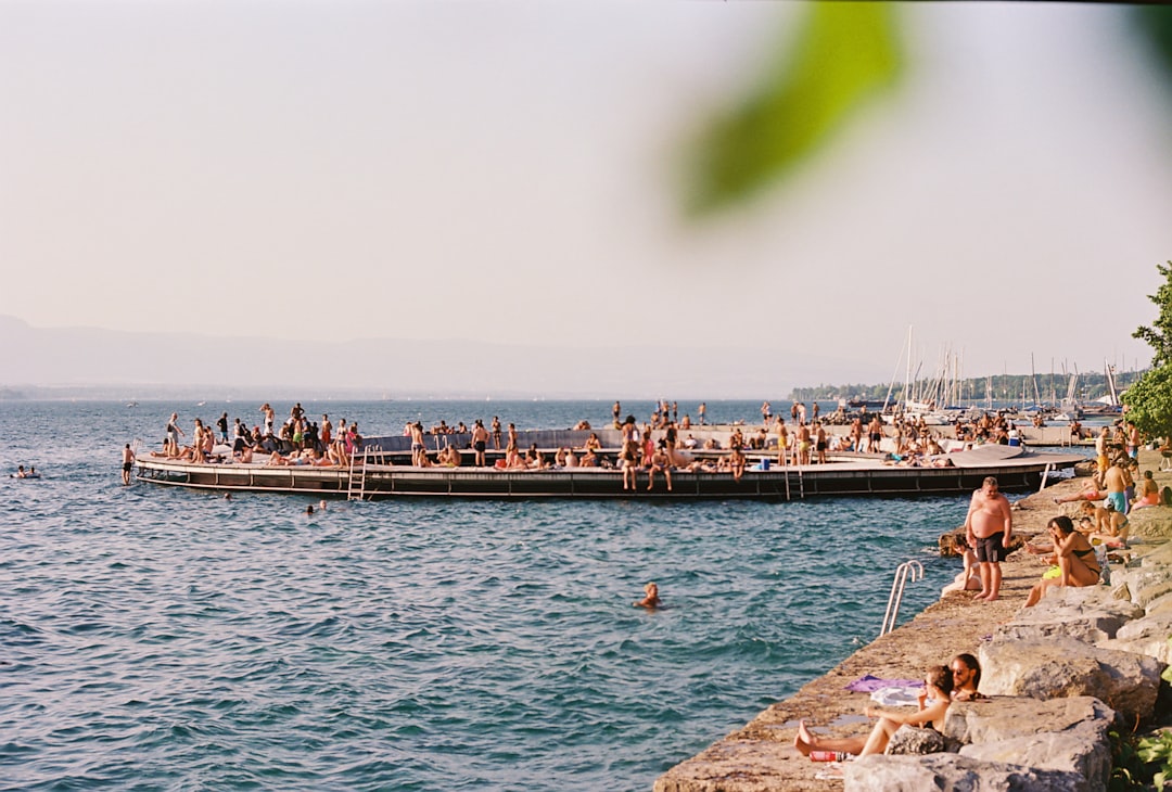 Plage au bord du lac Léman en été