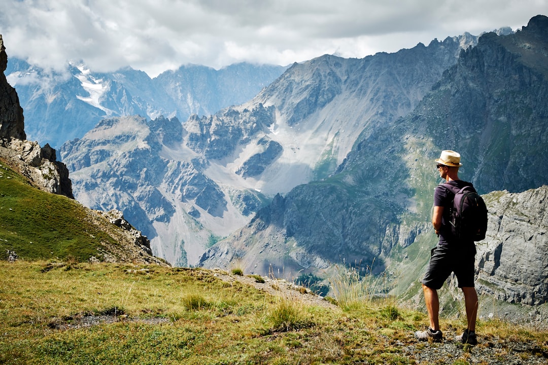 Sentier de randonnée en montagne française l'été