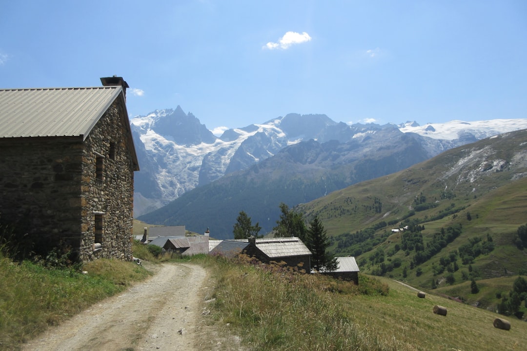 Randonneur sur un chemin de montagne