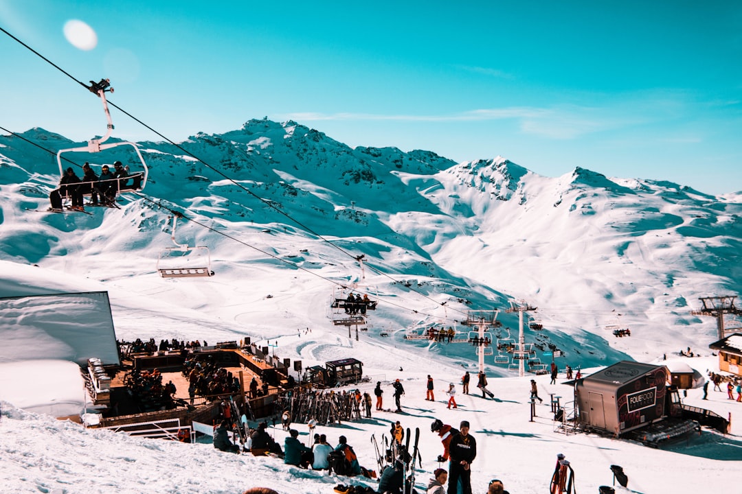 Domaine skiable alpin en saison hivernale